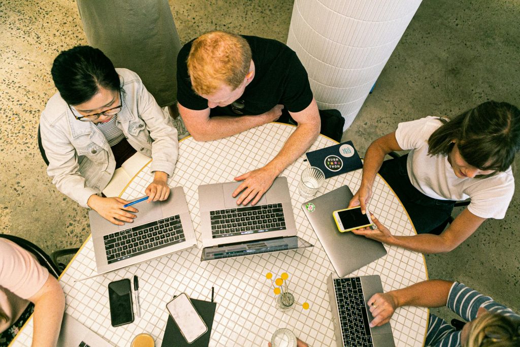 Le Commerce de Détail Physique Devient le Nouveau Champ de Bataille de l'IA 3 Équipe collaborant sur l'analyse marketing et données - mygrowthbox.com