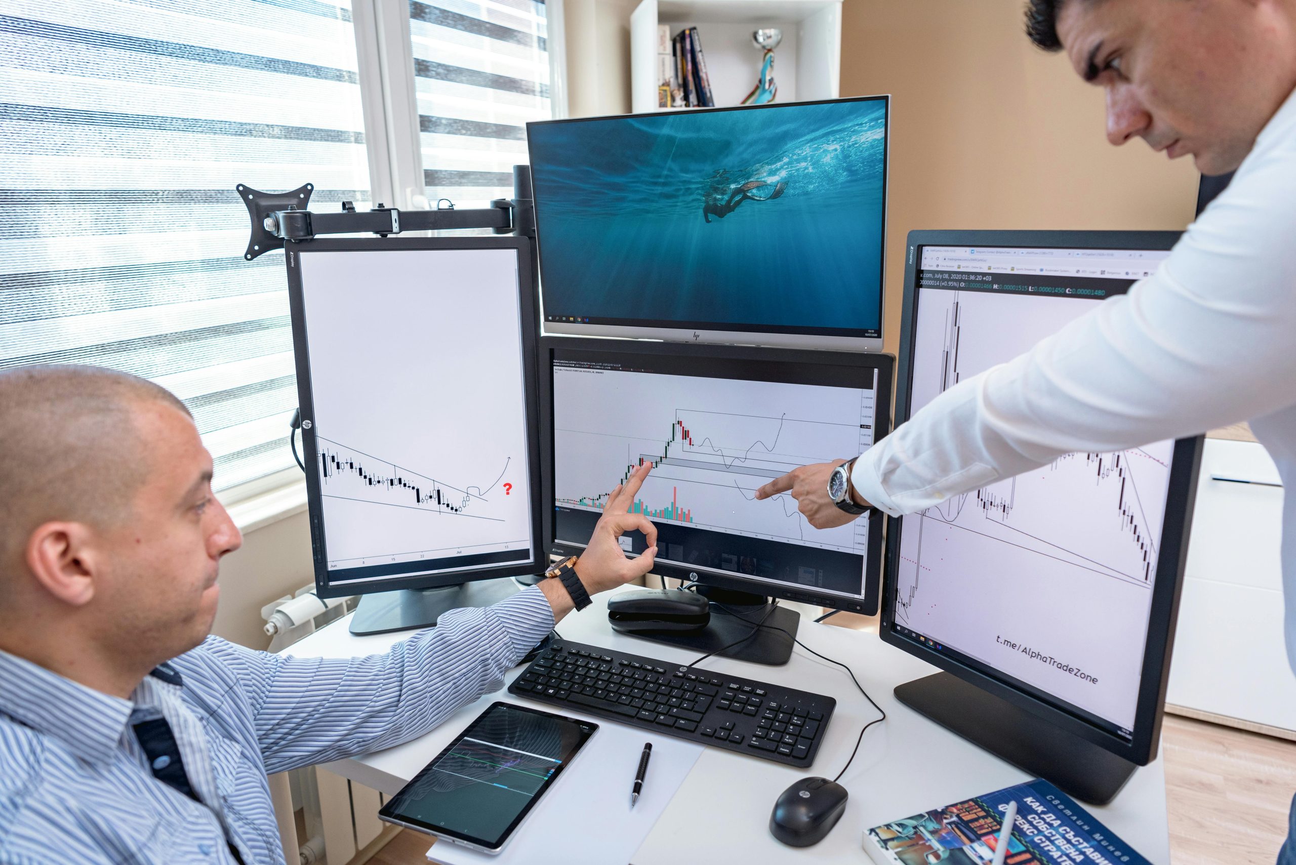 Professionnels analysant les graphiques et les données de performance sur plusieurs écrans - mygrowthbox.com