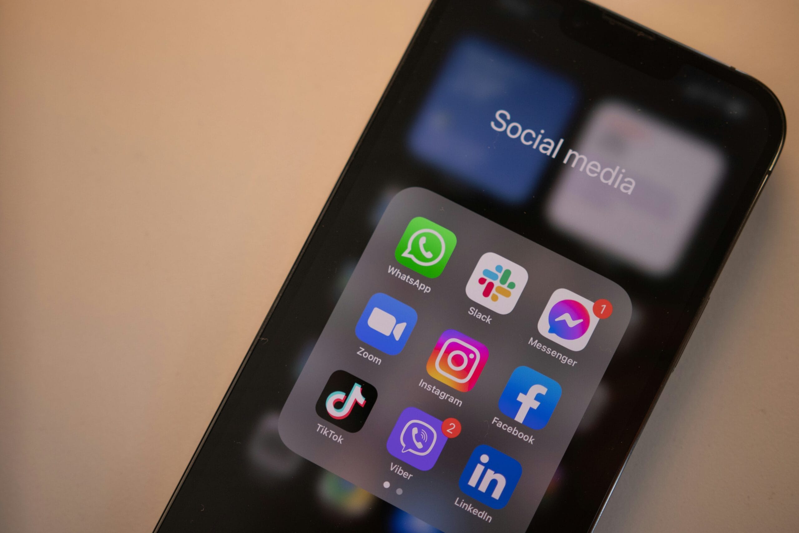 Étude de cas Cloud Campaign et Nella Digital : révolution de la gestion des réseaux sociaux 1 Révolution de la gestion des réseaux sociaux - mygrowthbox.com