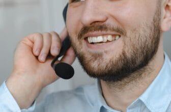 Agent de service client utilisant un casque avec microphone pour assister les clients avec technologie IA