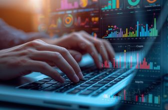 Mains tapant sur un clavier d'ordinateur portable avec des graphiques et des données clients colorés en superposition - mygrowthbox.com