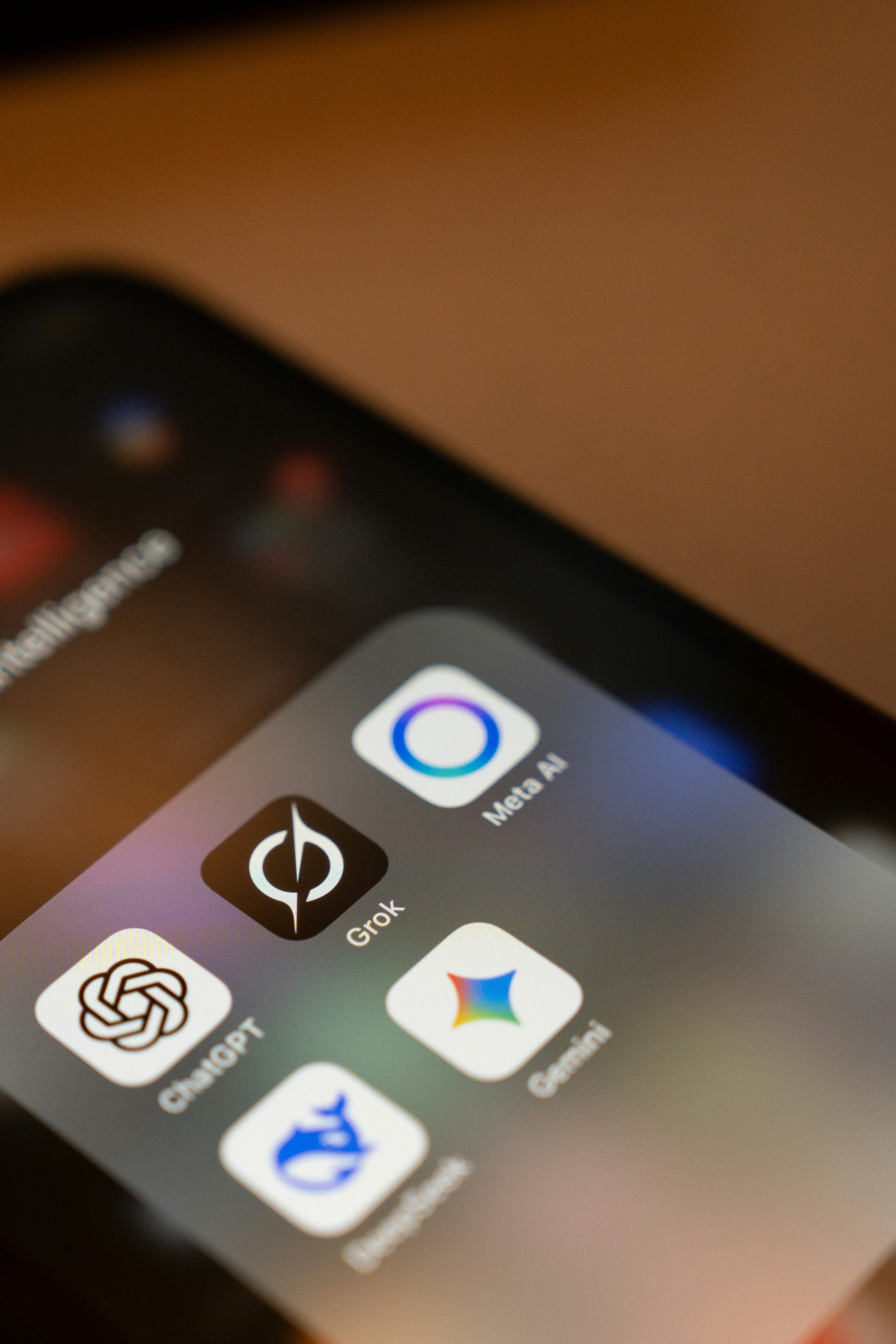 Applications IA ChatGPT Gemini - mygrowthbox.com Écran smartphone affichant les icônes des applications IA ChatGPT, Grok, Meta AI et Gemini - mygrowthbox.com